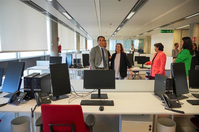 El consejero de Justicia, José Antonio Nieto, en el primero de los juzgados que ha entrado en funcionamiento en la Ciudad de la Justicia de Palmas Altas, en Sevilla.