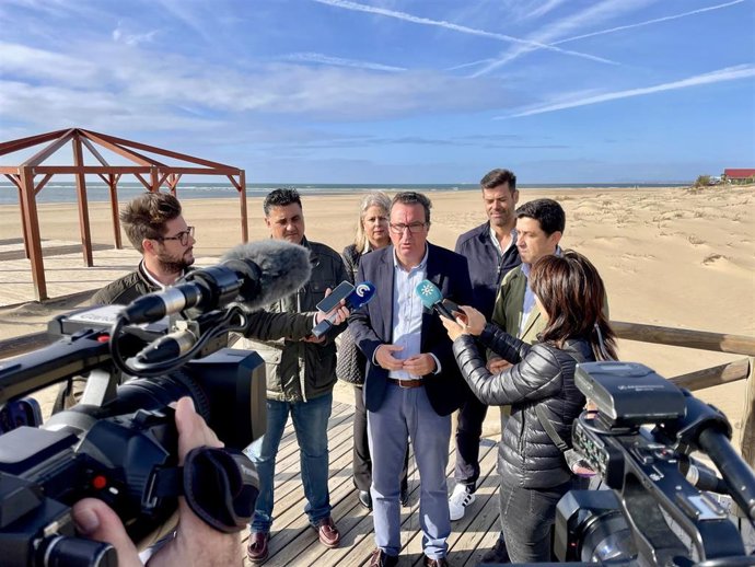 El presidente del PP de Huelva y Parlamentario andaluz, Manuel Andrés González, atiende a los medios en Ayamonte.