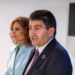 La ministra de Hacienda y Función Pública en funciones, María Jesús Montero, junto al delegado del Gobierno en Galicia, Pedro Blanco, atiende a los medios de comunicación en el Edificio Fontán, a 26 de octubre de 2023, en Santiago de Compostela, Galicia.