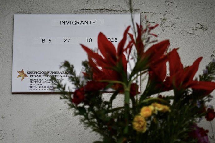 Lápida sin nombre de un migrante fallecido en el cementerio Nuestra Señora de Candelaria, a 31 de octubre de 2023, en El Hierro, Santa Cruz de Tenerife, Tenerife, Canarias (España). 