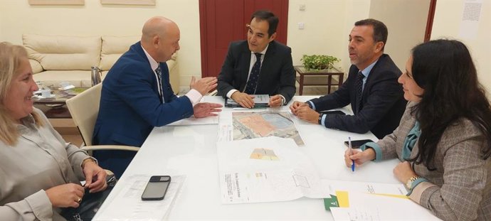 El alcalde de Dos Hermanas, Francisco Rodríguez, con el consejero de Justicia, José Antonio Nieto.