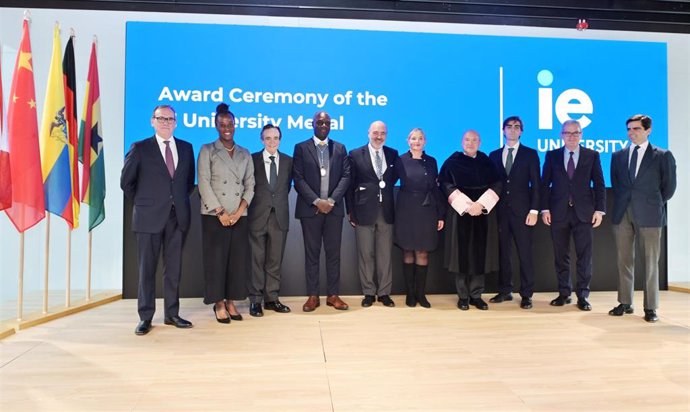 Los líderes internacionales Kofi Appenteng y Fernando Barnuevo reciben la medalla de IE University