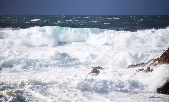 Archivo - Grandes olas en el mar, a 17 de enero de 2023, en Ferrol, A Coruña, Galicia (España). La Dirección General de Emergencias e Interior de la Vicepresidencia Segunda de la Xunta ha activado el primer aviso rojo del año por temporal costero en el 