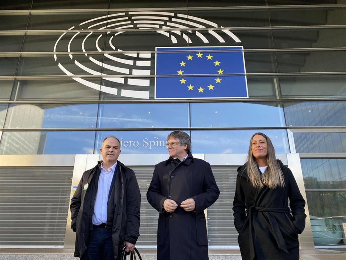 (I-D) El secretario general de Junts per Catalunya, Jordi Turull; el expresidente de la Generalitat, Carles Puigdemont y la diputada de Junts, Miriam Nogueras, posan en el exterior del Parlamento Europeo, Bruselas (Bélgica).