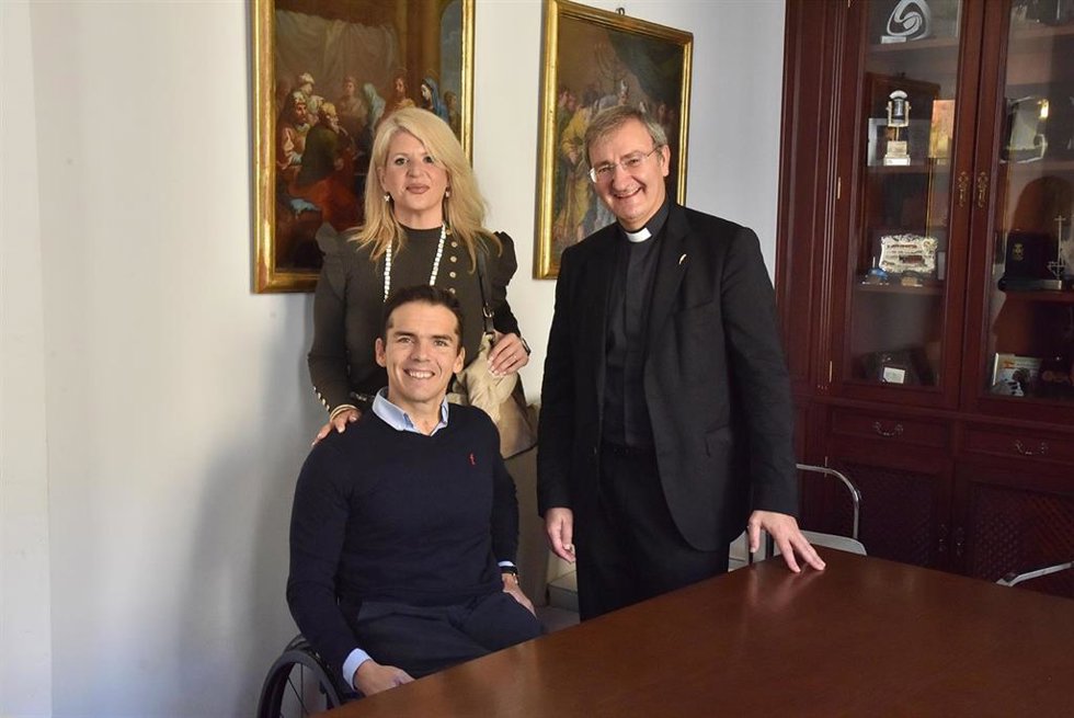Archivo - Paco Salinas, con el presidente del Cabildo, Joaquín Alberto Nieva.