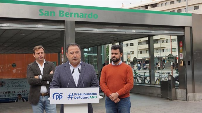 El presidente del PP de Sevilla, Ricardo Sánchez, con el secretario general del PP andaluz, Antonio Repullo, y el secretario general del PP de Sevilla, José Ricardo García, en la estación de Metro de San Bernardo.