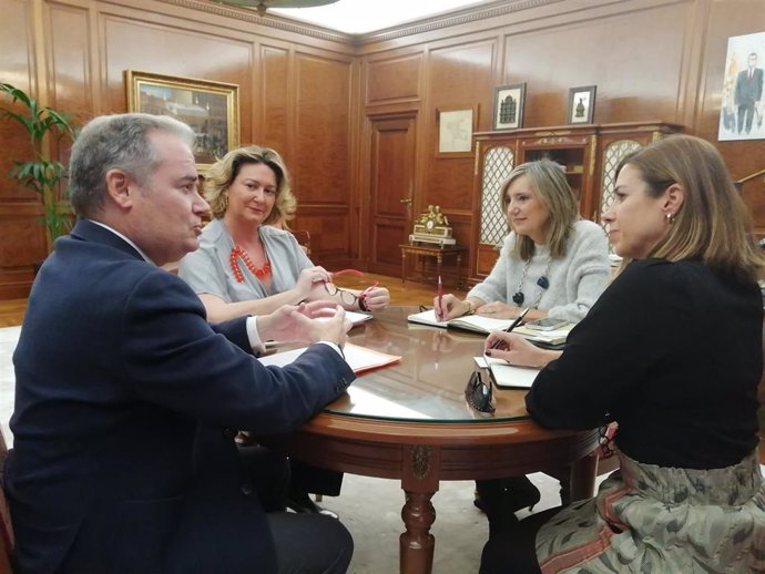 La alcaldesa de Pamplona, Cristina Ibarrola, se reúne en su despacho de la Casa Consistorial con el presidente de la Academia Navarra de Gastronomía, Martín Sarobe.