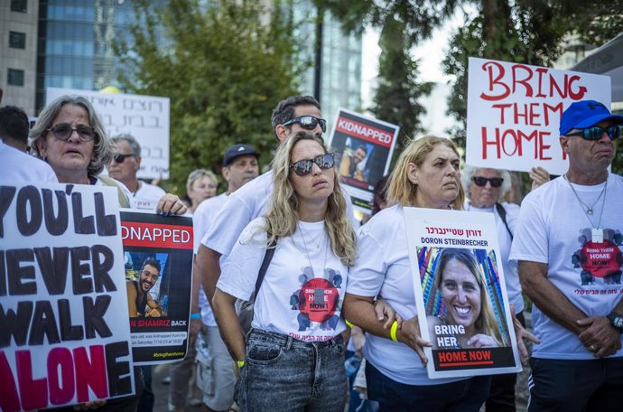 26 October 2023, Israel, Tel-aviv: Residents of Kfar Azza hold posters of Israeli hostages held by the Palestinian Hamas militants, during a protest calling for their release. Photo: Ilia Yefimovich/dpa