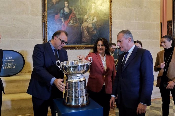 El consejero de Turismo, Cultura y Deporte, Arturo Bernal, con el alcalde de Sevilla, José Luis Sanz, y la directora de las Finales de la Billie Jean King Cup, Conchita Martínez, con el trofeo de la competición