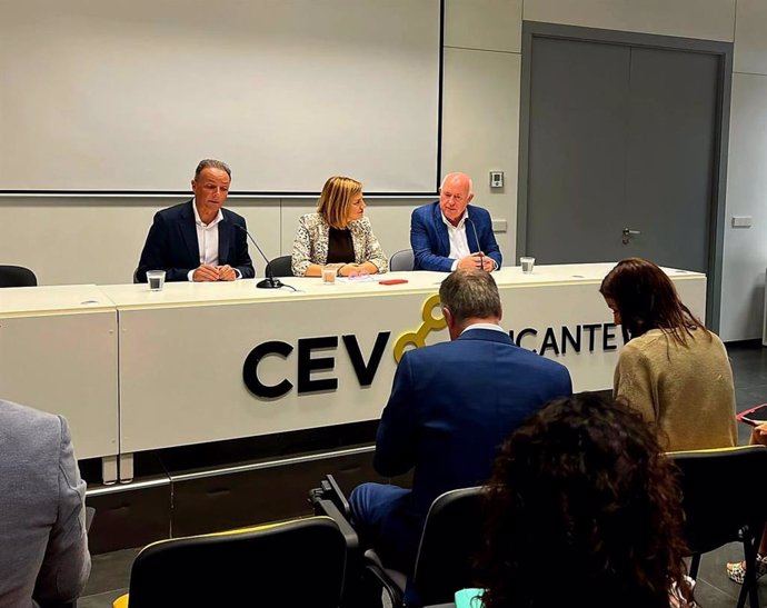 El presidente de la Confederación Empresarial Valenciana (CEV), Salvador Navarro, y la delegada del Gobierno en la Comunitat Valenciana, Pilar Bernabé.