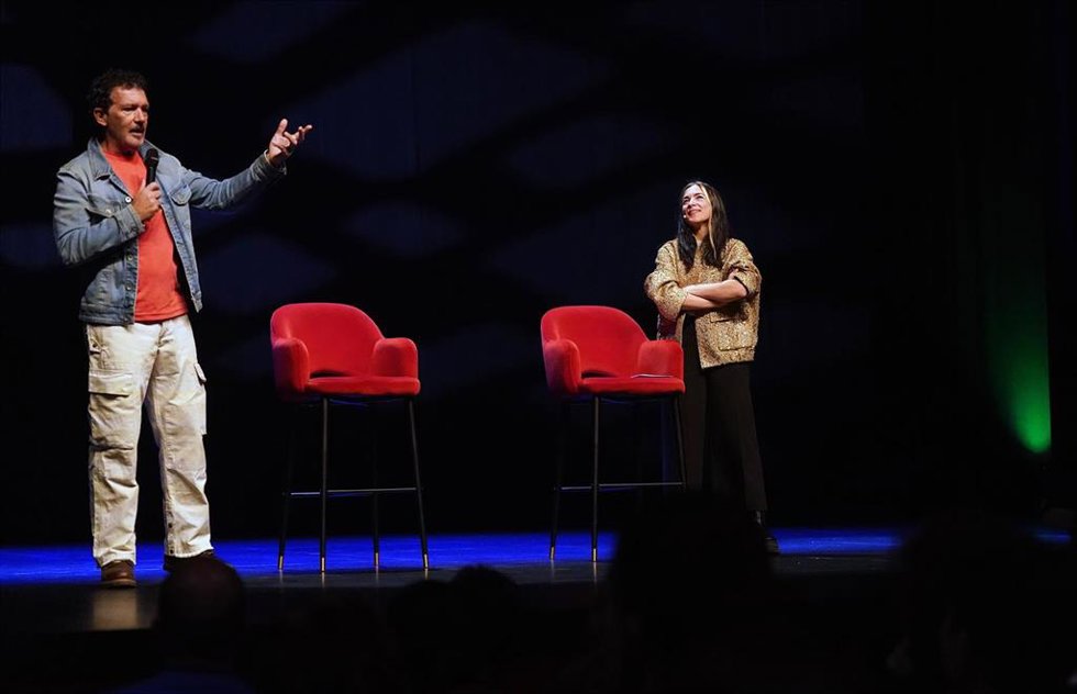 Antonio Banderas y Alessandra García mantienen un encuentro con jóvenes en el Teatro del Soho Caixabank, a 3 de noviembre de 2023, en Málaga (Andalucía, España). El actor malagueño ha compartido escenario con la artista malagueña Alessandra García, gana