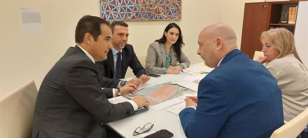 Reunión del consejero de Justicia, José Antonio Nieto, con el alcalde de Dos Hermanas, Francisco Rodríguez.