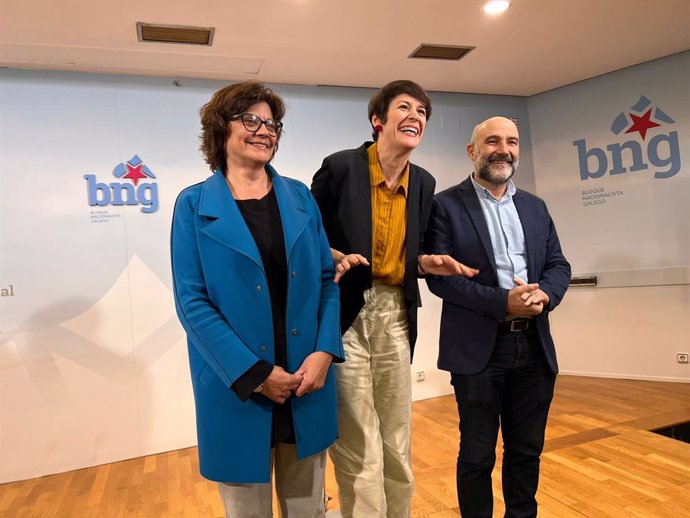 La portavoz nacional del BNG, Ana Pontón, junto a Néstor Rego y Carme da Silva