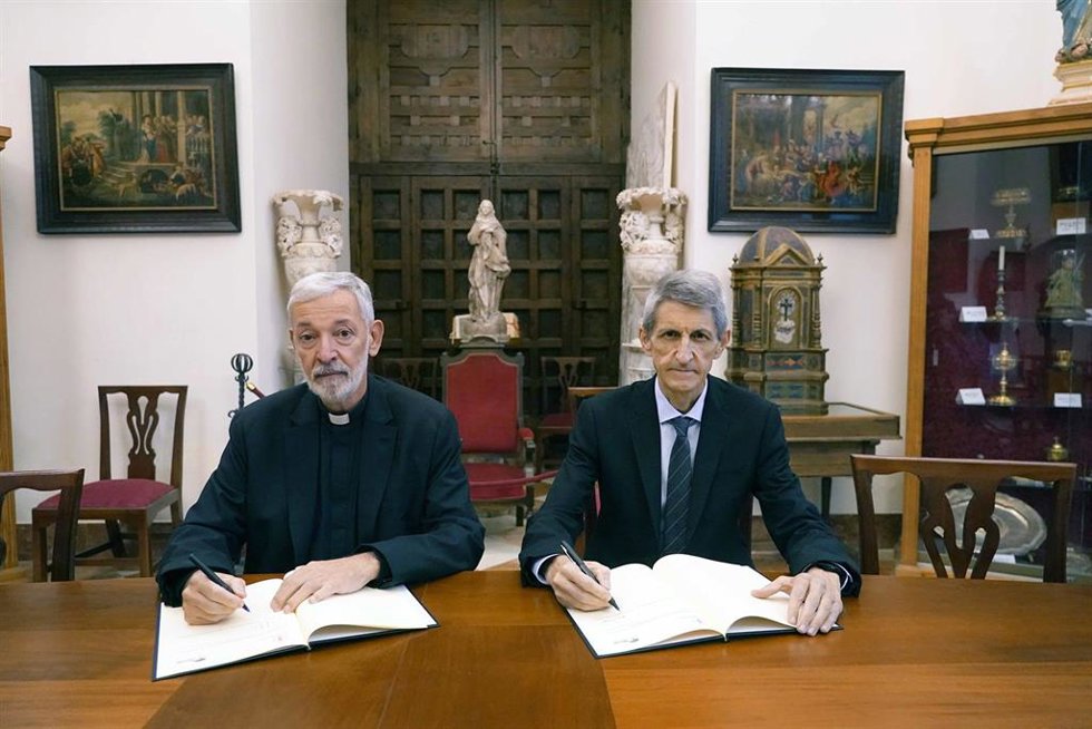 Presidente de la Fundación Bancaria Unicaja, José M. Domínguez, y el deán-presidente del Cabildo de la Santa Iglesia Catedral Basílica de Santa María de la Encarnación de Málaga, José Manuel Ferrary