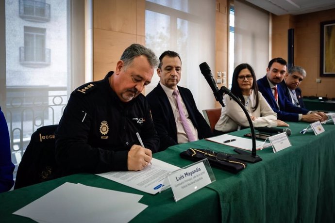 La Policía firma con seis países de Hispanoamérica un acuerdo de cooperación para detectar documentos de viaje ilícitos