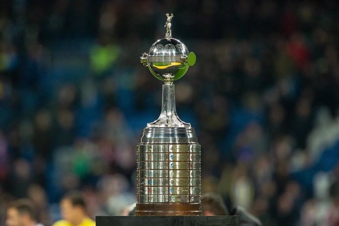 Archivo - Trofeo de la Copa Libertadores, en la final disputada en el Santiago Bernabéu entre River Plate y Boca Juniors en 2018. 