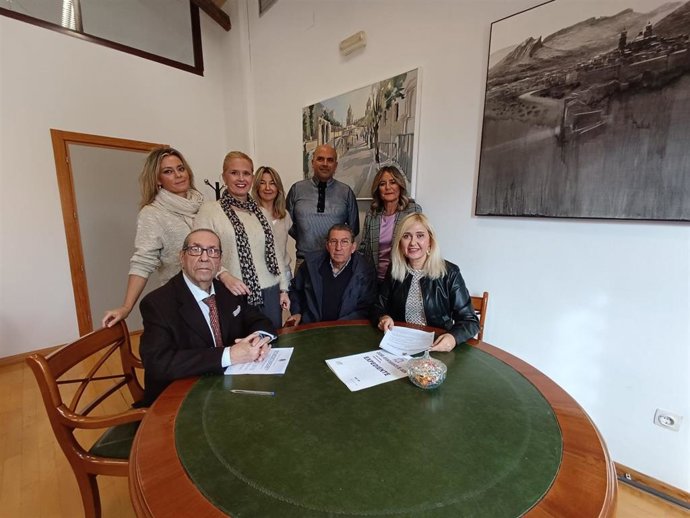 Firma del convenio para exponer el belén.