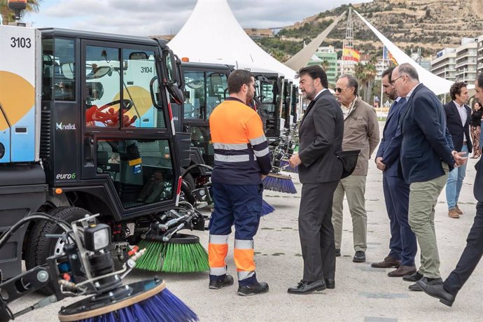 El alcalde de Alicante, Luis Barcala, el concejal de Limpieza Viaria y Gestión de Residuos, Manuel Villar, y el gerente de la contrata, Pablo Medina, en la presentación de los nuevos vehículos y equipos de limpieza.