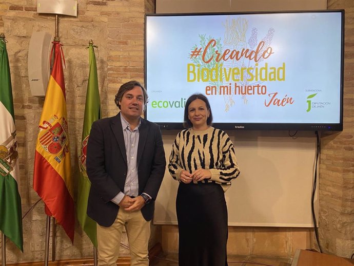 Álvaro Barrera e Isabel Uceda durante la presentación del programa 'Creando biodiversidad en mi huerto'