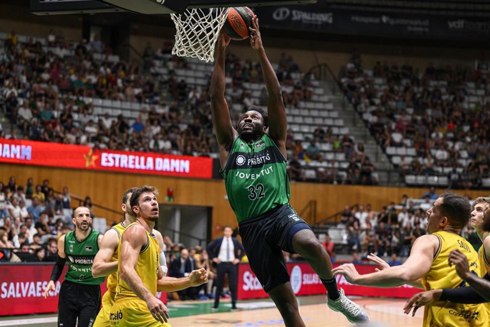 Archivo - El Club Joventut Badalona rescinde el contrato del pívot Chinanu Onuaku