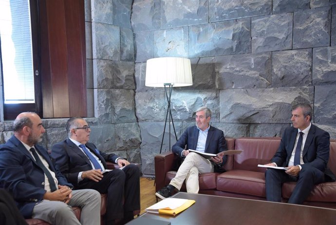 El presidente del CES, José Carlos Francisco, con el presidente de Canarias, Fernando Clavijo, y el vicepresidente, Manuel Domínguez, en una reunión para presentar el informe anual