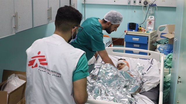 Personal de MSF atiende a un herido en la Franja de Gaza
