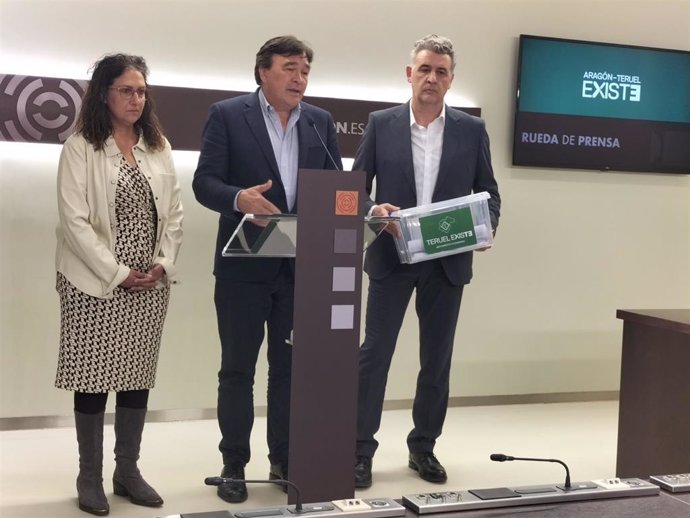 El portavoz de Aragón Teruel Existe en las Cortes de Aragón, Tomás Guitarte, junto a los diputados Pilar Buj y Joaquín Moreno.