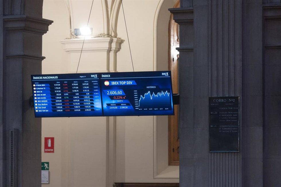 Un panel del Ibex 35, en el Palacio de la Bolsa, a 19 de octubre de 2023, en Madrid (España). 