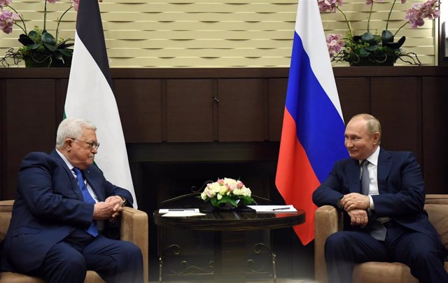 Archivo - Mahmoud Abbas y Vladimir Putin, en Moscú, en noviembre de 2021.