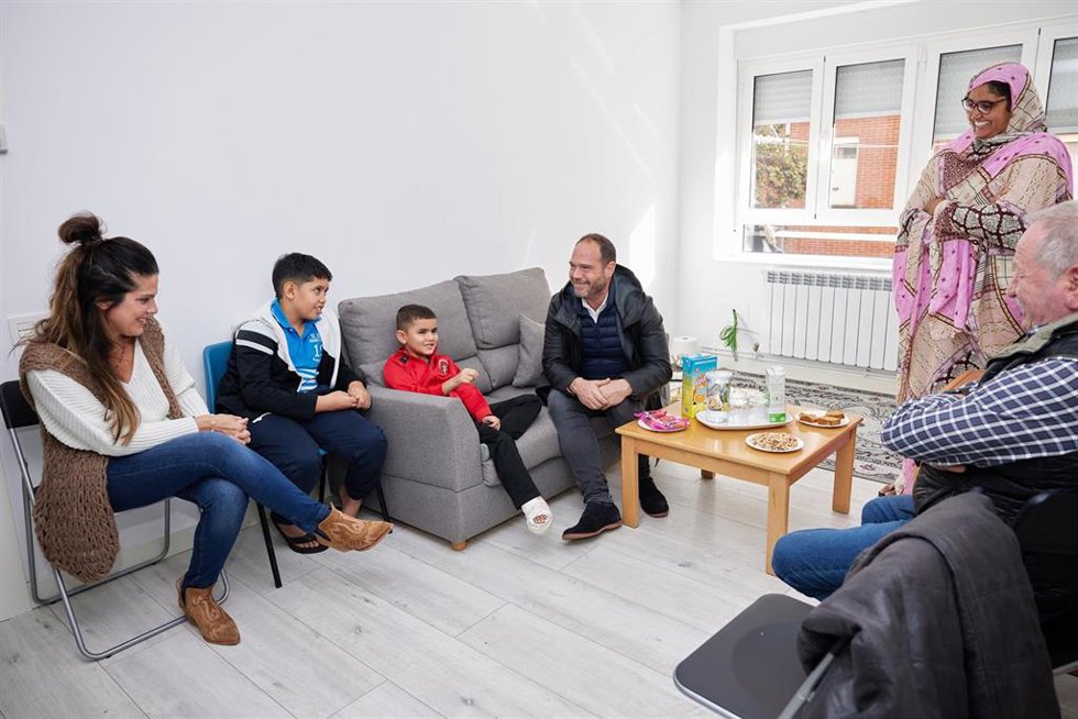 El concejal delegado de Servicios Sociales, Deporte y Salud, Raúl Armendáriz, visita a los menores saharauis en la vivienda cedida por el Ayuntamiento de Pamplona.