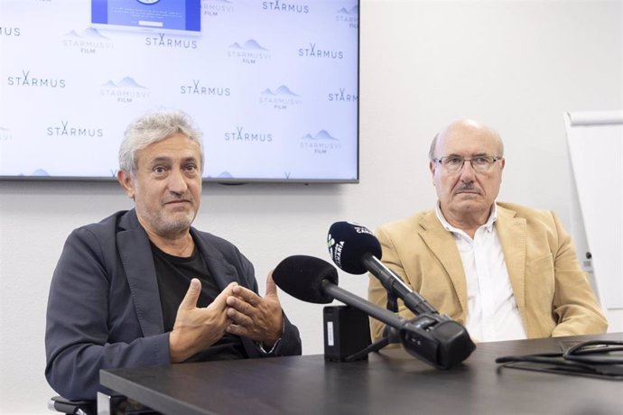 El director del Festival Starmus, Garik Israealian, y el director del IAC, Rafael Rebolo, en la presentación de un documental