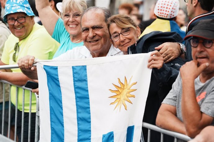 Archivo - Varias personas con una bandera de Uruguay 
