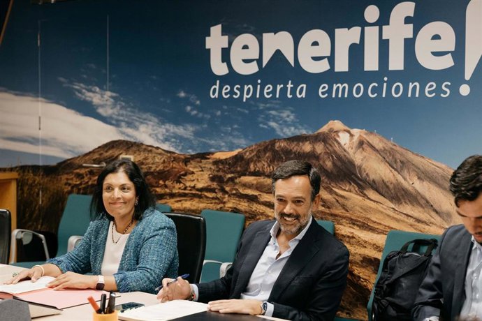 La consejera delegada de Turismo de Tenerife, Dimple Melwani y el vicepresidente y consejero de Turismo, Lope Afonso