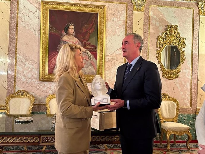Momento de la entrega del busto simbólico de Francia por parte de la ministra Faure al alcalde Mazarías