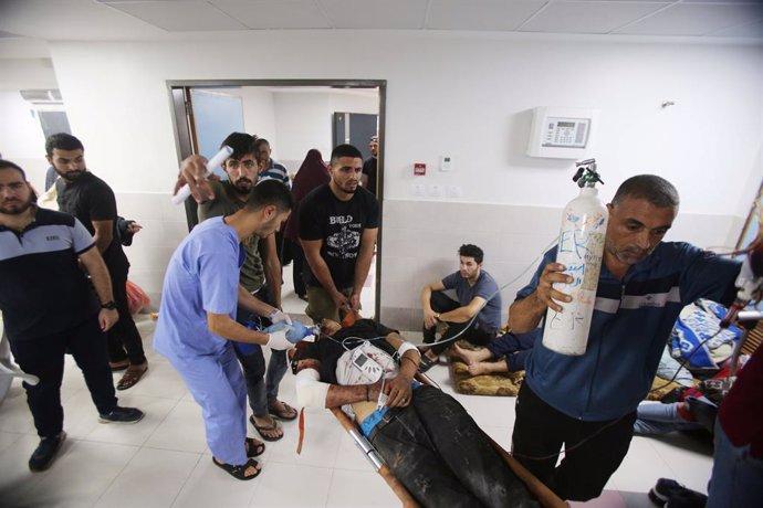 Treballadors i voluntaris atenen a ferits a l'hospital gazatí d'Al Shifa, en el nord de la Franja de Gaza. 