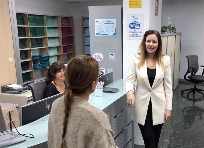 La consejera de Familia, Juventud y Asuntos Sociales, Ana Dávila, visita las instalaciones del Colegio Oficial de la Psicología de Madrid.