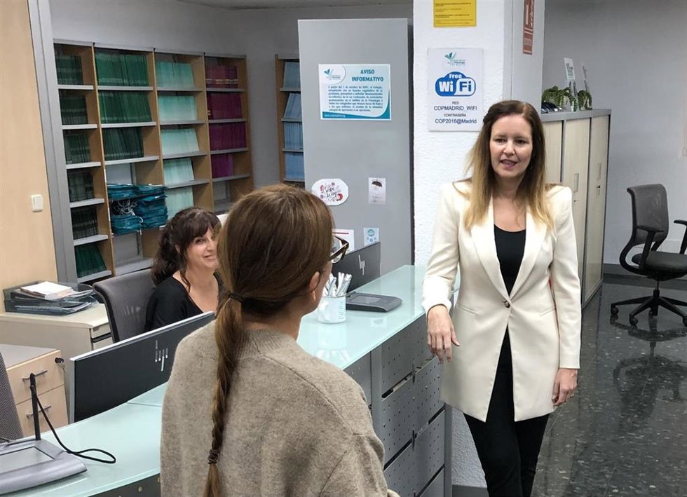 La consejera de Familia, Juventud y Asuntos Sociales, Ana Dávila, visita las instalaciones del Colegio Oficial de la Psicología de Madrid.