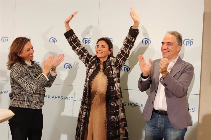 El coordinador general del PP, Elías Bendodo, en un acto público junto a la presidenta del PP de Málaga, Patricia Navarro, y la alcaldesa de Mijas, Ana Mata.