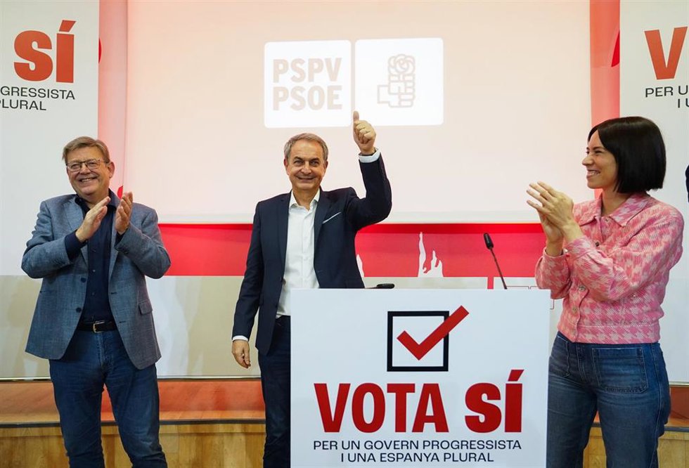El secretario general del PSPV-PSOE, Ximo Puig (i), y el expresidente del Gobierno, José Luis Rodríguez Zapatero (c) durante el acto 'Vota Sí. Por un Gobierno Progresista y una España Plural', en la sede de UGT en Valncia