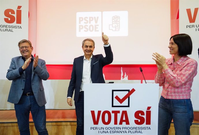 El secretari general del PSPV-PSOE, Ximo Puig (i), i l'expresident del Govern, José Luis Rodríguez Zapatero (c) durant l'acte 'Vota Sí. Per un Govern Progressista i una Espanya Plural', a la seu d'UGT a València
