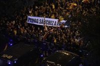 Un detenido por intentar saltarse el cordón policial en la protesta en la sede del PSOE contra el pacto de ERC