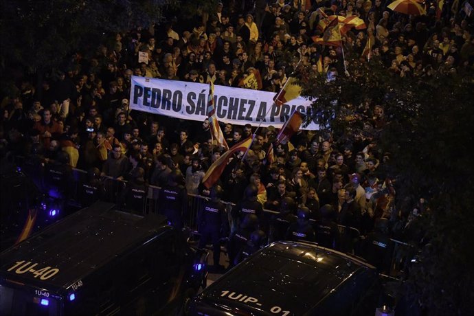 Decenas de personas protestan en la sede del PSOE (calle Ferraz de Madrid), a 3 de noviembre de 2023, en Madrid (España). 