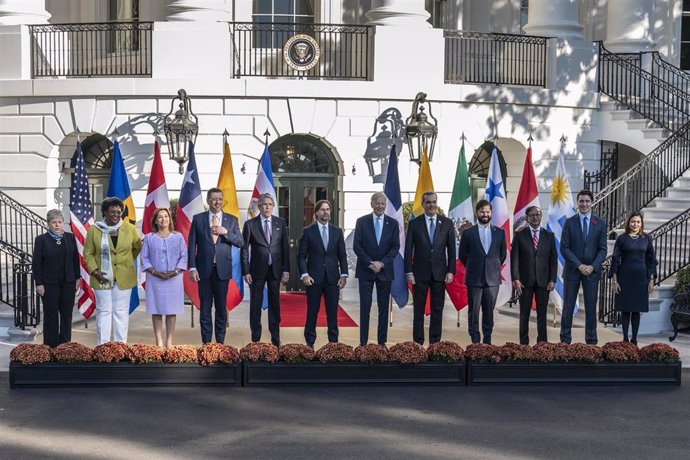 Fotografía familiar de la cumbre económica centrada en los países latinoamericanos 