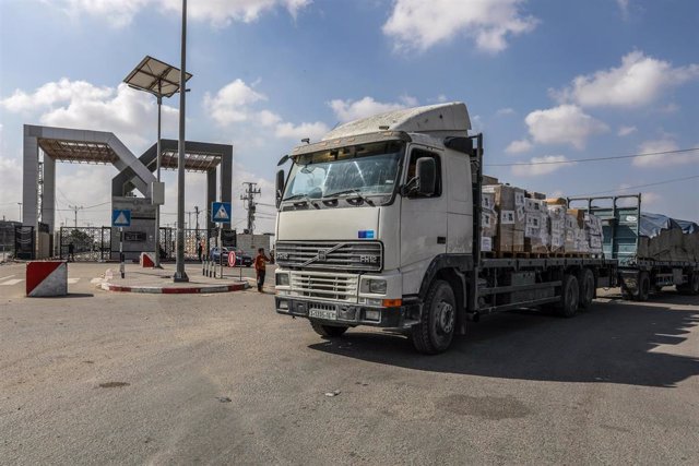 Un camión con ayuda humanitaria en el paso de Rafá, que conecta la Franja de Gaza con Egipto