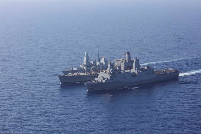 Archivo - Destructor británico tipo 45 junto a uno estadounidense