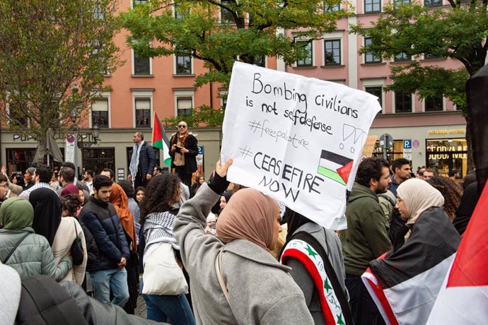 October 28, 2023, Munich, Bavaria, Germany: On October 28, 2023, thousands of participants gathered at Karl-Stuetzel-Platz in Munich, Germany, to demonstrate together for an immediate ceasefire and to show their solidarity with Palestine. They consciously
