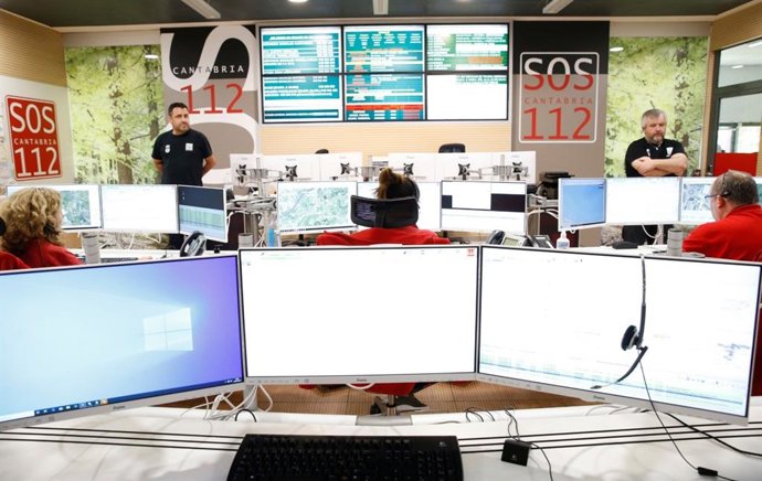 Archivo - Sala del centro de atención de emergencias 112 Cantabria