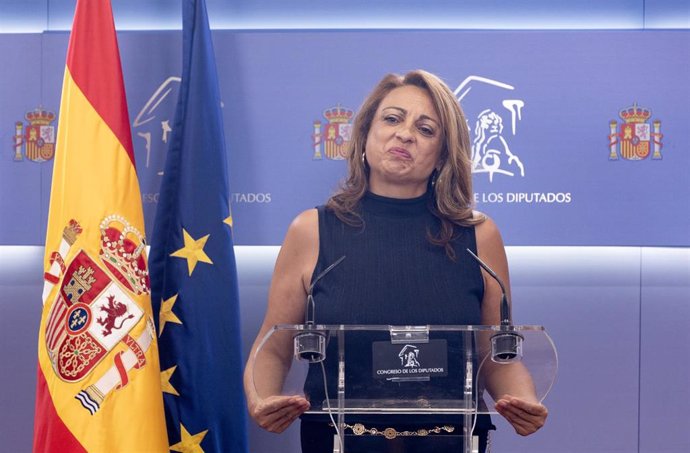 La portavoz de Coalición Canaria, Cristina Valido, ofrece una rueda de prensae varios sectores