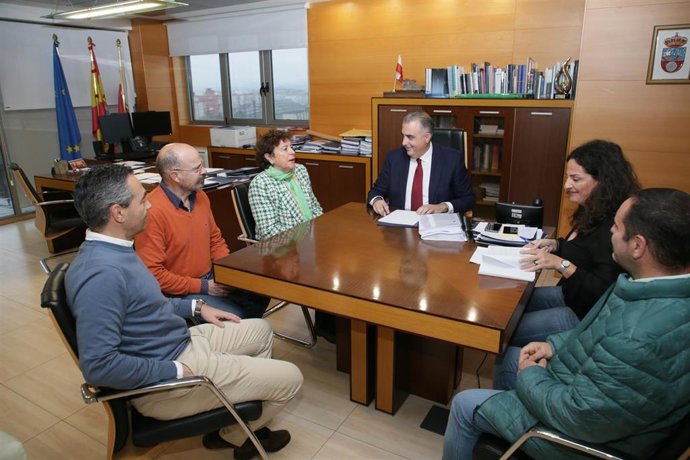 Reunión entre el consejero de Fomento, Ordenación del Territorio y Medio Ambiente, Roberto Media, y la alcaldesa de Comillas, Teresa Noceda
