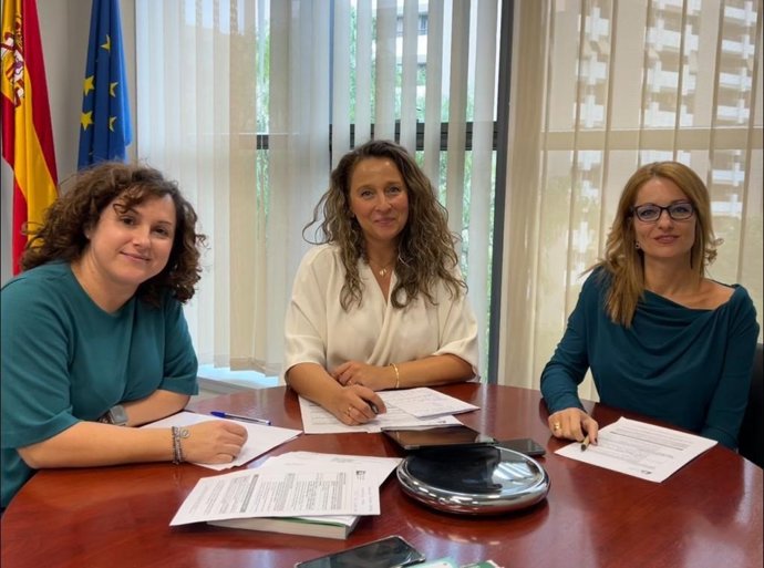 Reunión de la delegada de Justicia, Administración Local y Función Pública de la Junta en Almería, Rebeca Gómez; la coordinadora provincial del Instituto Andaluz de la Mujer, María Esparza, y la jefa de servicio de Justicia, Verónica Ramos.